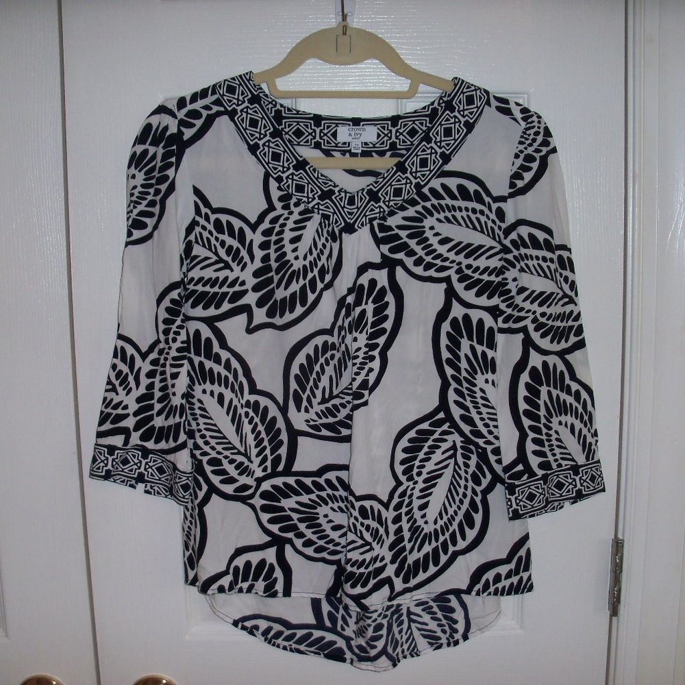 **Crown & Ivy Navy/White Print Top PP**